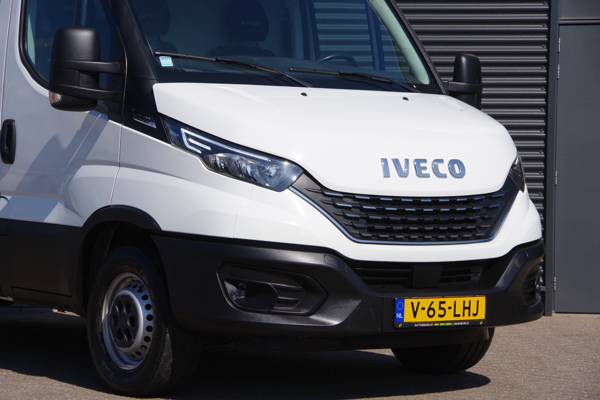 43880337-29.jpg