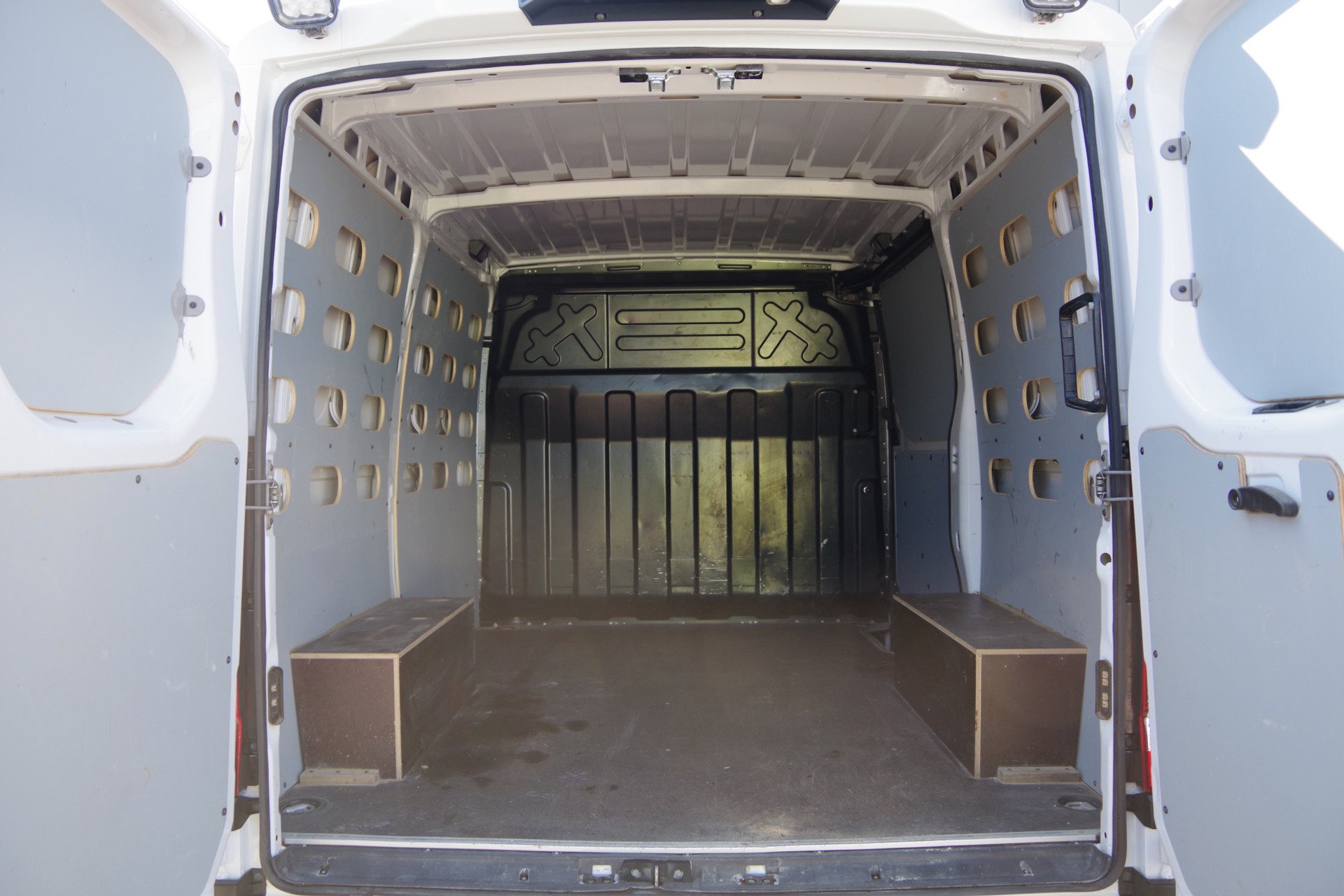 43880337-7.jpg