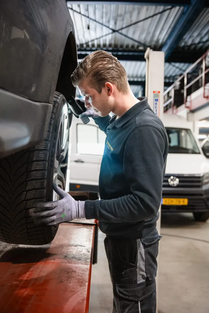 Automonteur aan het werk bij Autobedrijf van den Berg