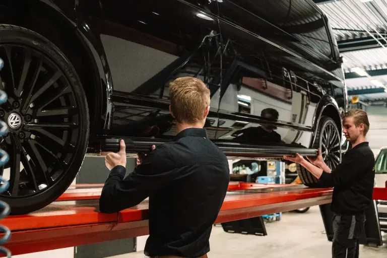 Monteur en bedrijfswagen bij Autobedrijf van den Berg
