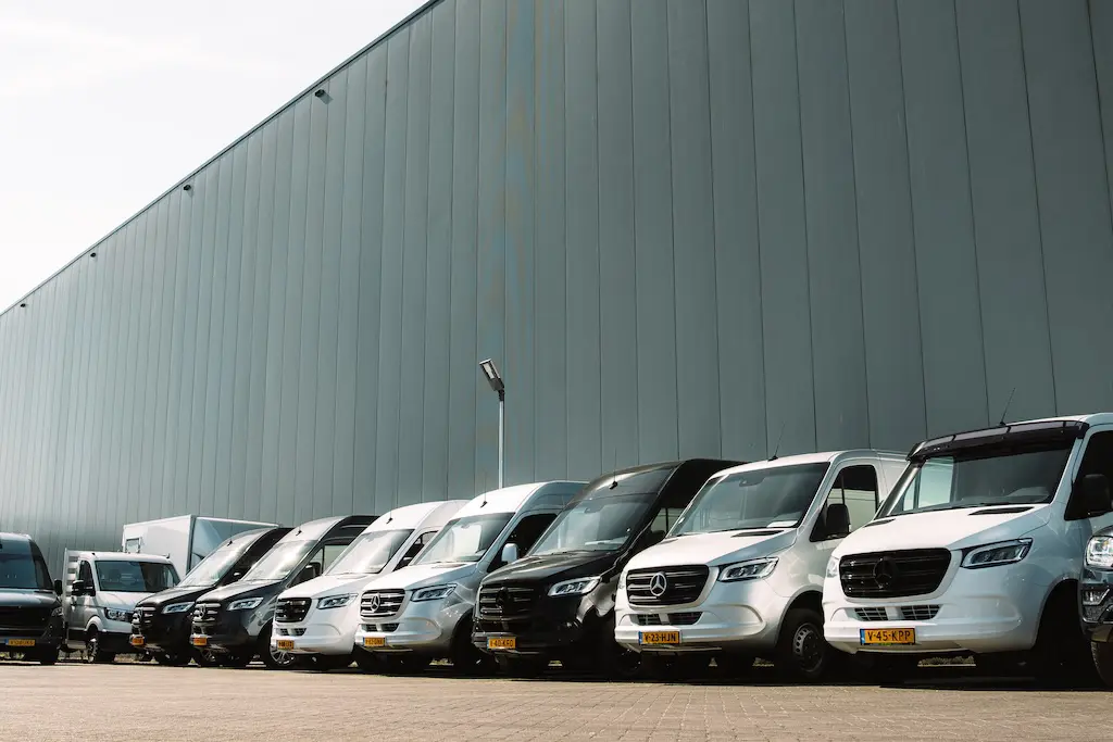 Bedrijfswagen in de werkplaats van Autobedrijf van den Berg
